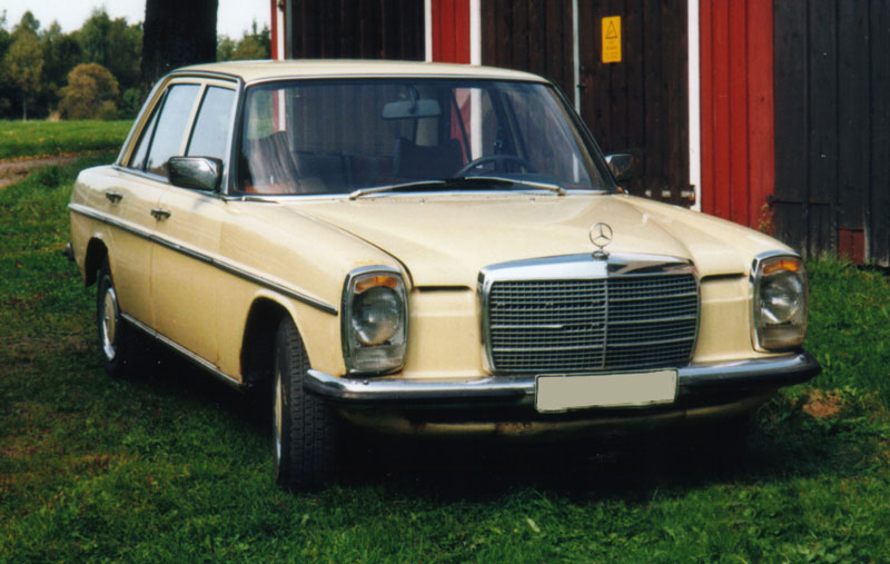 W115 230.4 1974 snett från vänster.jpg (76127 bytes)